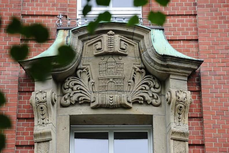 20473_8677-1 Oranament des Hamburger Wappen an einer Schule in Hamburg St. Pauli. | Flaggen und Wappen in der Hansestadt Hamburg